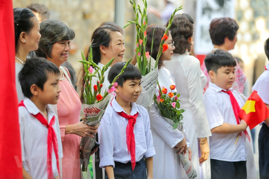 首都人民兴高采烈迎接凯旋归来的军团场景再现。图自Vietnam+