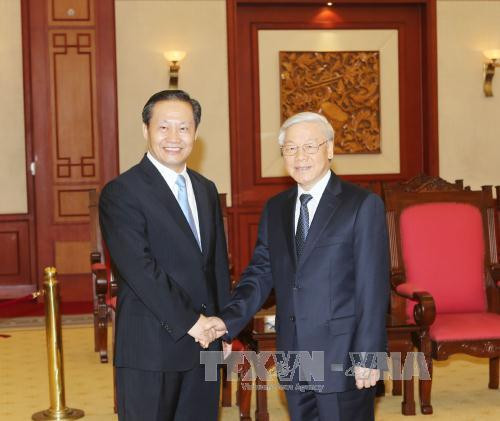  越共中央总书记阮富仲会见中国广西壮族自治区党委书记彭清华。