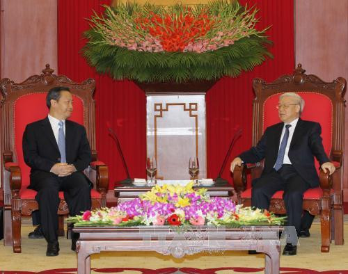  越共中央总书记阮富仲会见中国广西壮族自治区党委书记彭清华。