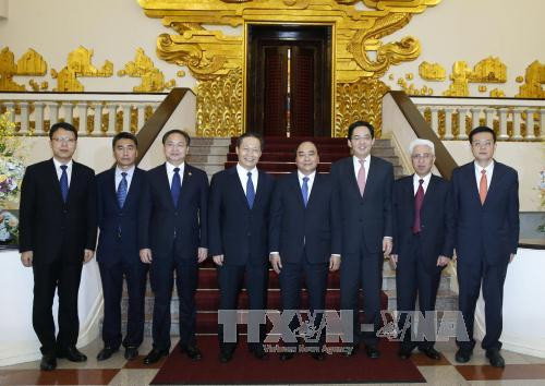  越南政府总理阮春福与中国广西壮族自治区党委书记彭清华一行合影。