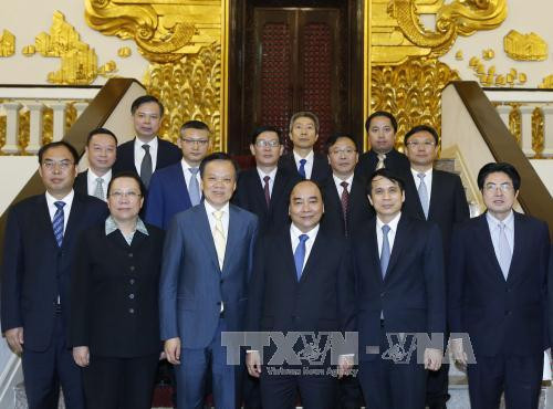  越南政府总理阮春福与中国贵州省委书记陈敏尔一行合影。