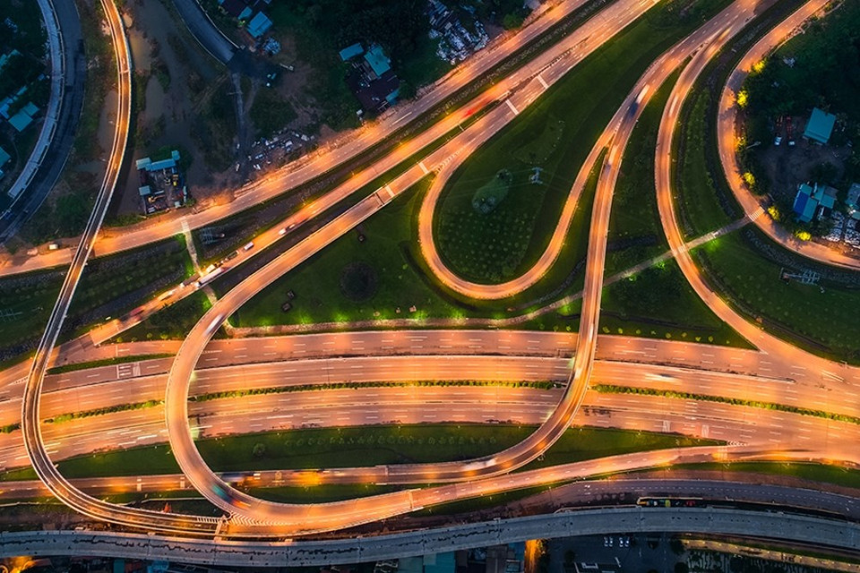 江山东摄影师的“光芒闪耀的道路”作品。图自组委会