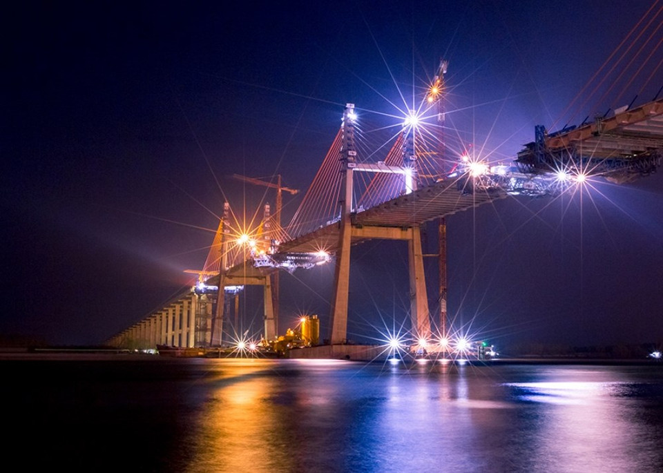 阮俊英摄影师的题为“白藤桥”作品。图自组委会