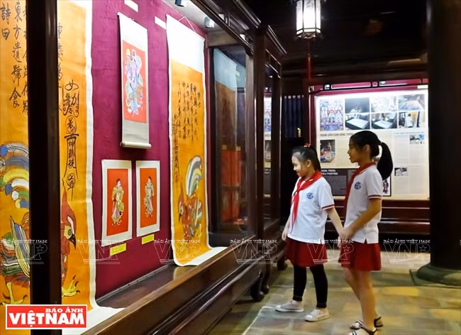 儿童们参观“越南民间绘画和其应用”展览会。图自《越南画报》