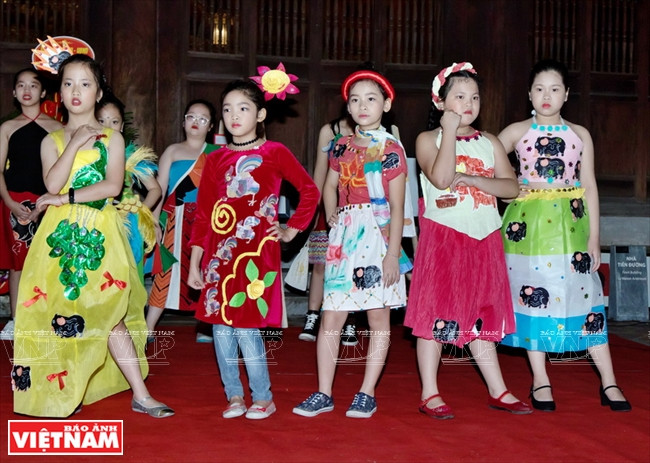 有关金黄民间绘画的服装秀。图自《越南画报》