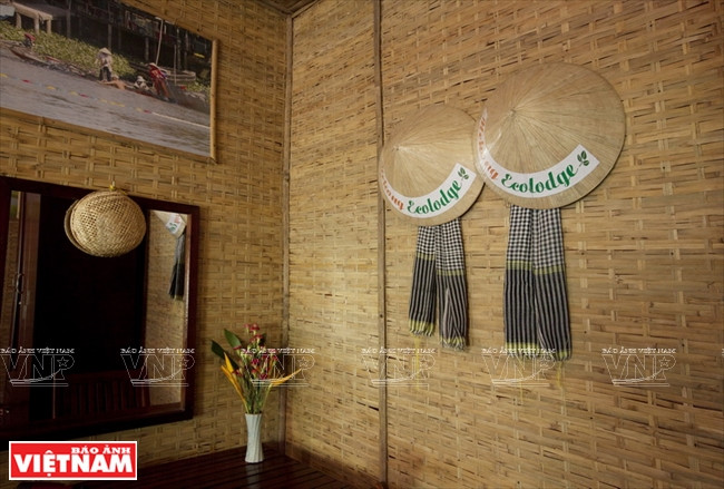 前江省度假区草屋里。图自《越南画报》 