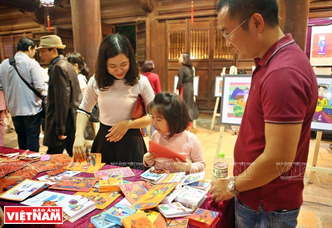 儿童们参观“越南民间绘画和其应用”展览会。图自《越南画报》