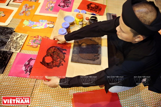 金黄艺人展示绘画才能。图自《越南画报》