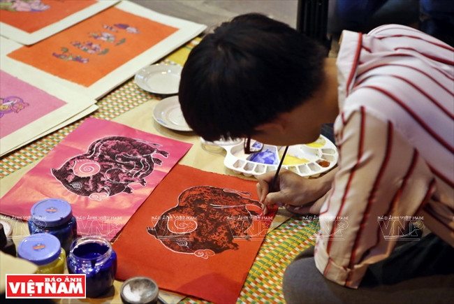 金黄艺人展示绘画才能。图自《越南画报》