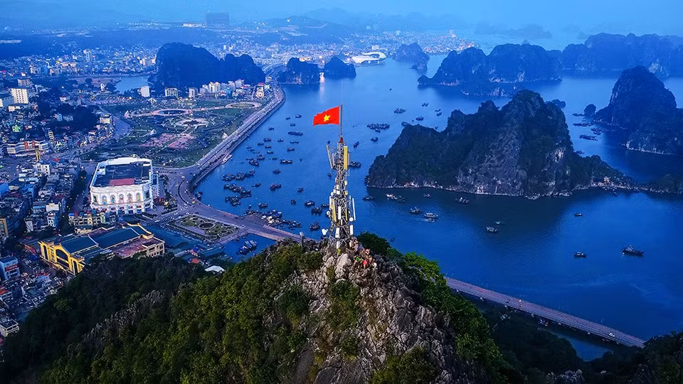 黄文传摄影师的“从高处俯瞰的下龙湾”。图自组委会