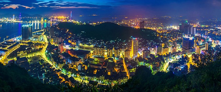 黄文传摄影师的“从高处俯瞰的下龙湾”。图自组委会