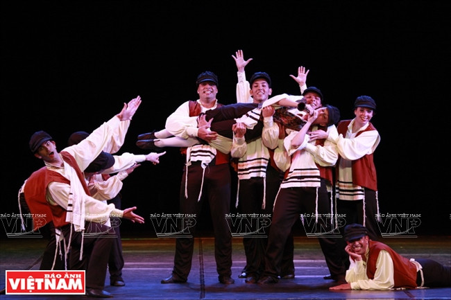 Halleluya舞蹈团演员的娴熟动作。（图片来源：越南画报）