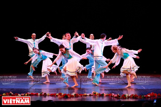 演员们身着以色列传统服饰。（图片来源：越南画报）