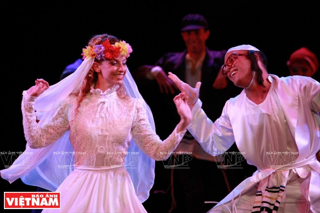  《犹太人的婚礼》舞蹈节目。（图片来源：越南画报）