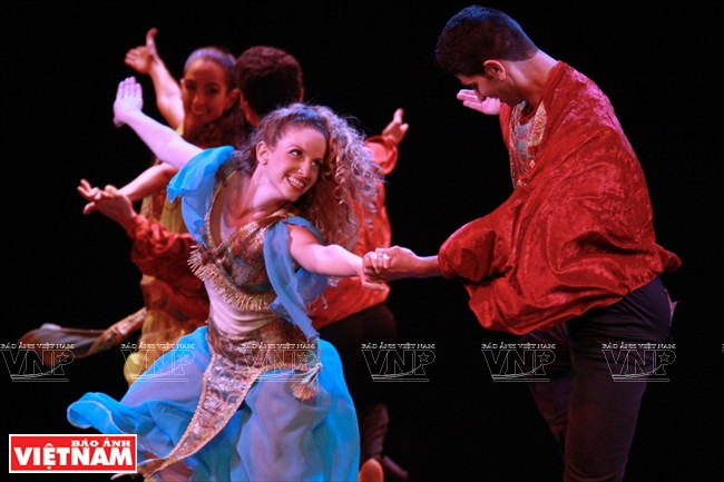 以色列演员的精彩节目吸引观众眼球。（图片来源：越南画报）