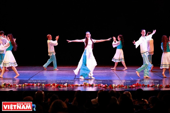 以色列演员们身着越南传统长衫表演以色列民间舞。（图片来源：越南画报）