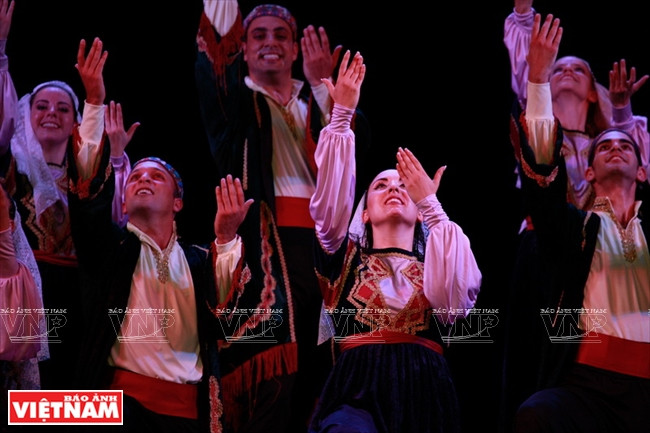 Halleluya舞蹈团彩色缤纷的民间舞。（图片来源：越南画报）