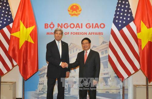  越南政府副总理兼外长范平明迎接美国务卿约翰·克里。