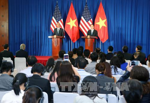 越南国家主席陈大光与美国总统奥巴马举行联合记者会。