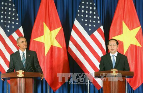 越南国家主席陈大光与美国总统奥巴马举行联合记者会。