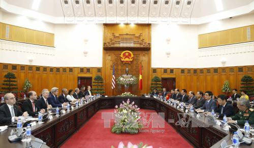  越南政府总理阮春福会见美国总统奥巴马。