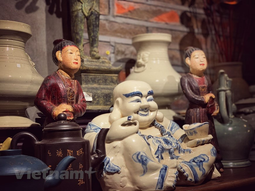 这里的古物大多数是家主收藏和保存的钵场陶瓷工艺村的陶瓷。每件古物都与钵场陶瓷工艺村的文化历史发展阶段息息相关。高脚屋的每角落都装饰着大量的古老陶瓷。因此，此地成为喜欢了解越南远古的游客的首选目的地。新冠肺炎疫情爆发之前，这座高脚屋每天接待大量外国游客。图自Vietnam+