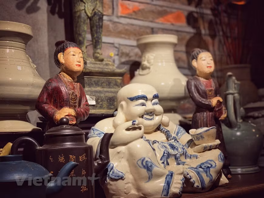 这里的古物大多数是家主收藏和保存的钵场陶瓷工艺村的陶瓷。每件古物都与钵场陶瓷工艺村的文化历史发展阶段息息相关。高脚屋的每角落都装饰着大量的古老陶瓷。因此，此地成为喜欢了解越南远古的游客的首选目的地。新冠肺炎疫情爆发之前，这座高脚屋每天接待大量外国游客。图自Vietnam+