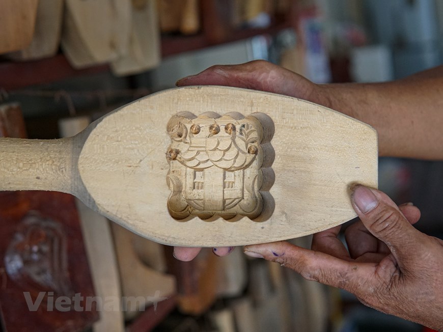 陈先生介绍了独住寺形月饼模具。这是他需要花费数小时来雕刻、制作而成的众多复杂模具之一。一天有24小时，有时他花了20个小时来雕刻磨具，有时他工作到凌晨2点，然后小睡到凌晨5点，然后醒来继续工作。每逢中秋节，陈先生都会制作大约200-300个月饼模具。图自Vietnam+