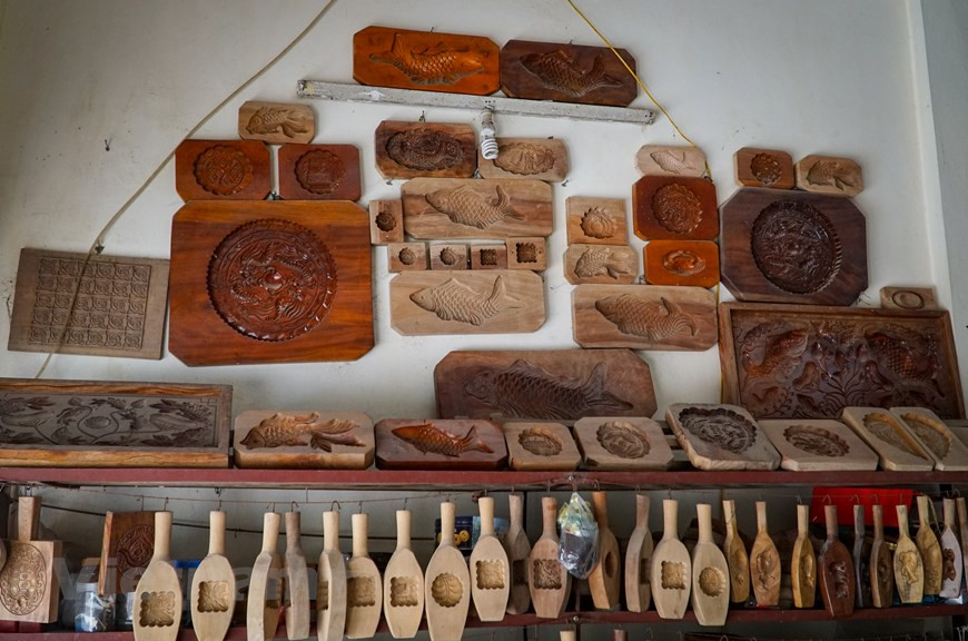 今年已近60岁，但40年来，陈先生依然坚定地手工雕刻、保存和维护月饼制作工艺。一天有24小时，有时他花了20个小时来雕刻磨具，有时他工作到凌晨2点，然后小睡到凌晨5点，然后醒来继续工作。陈先生的工作区挂着数百个不同形状的月饼模具。图自Vietnam+