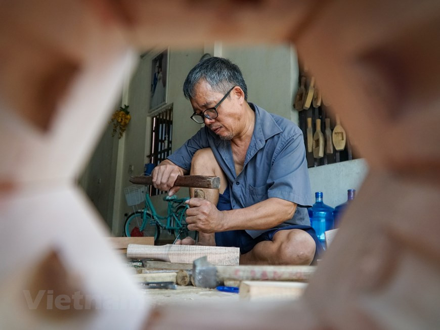 从原木到成品月饼模具，要经过许多阶段：锯木、防潮处理以防木材损坏、按客户要求切割工件、打磨、上墨，然后用油润滑它等。有些细致的花纹，如果凿子不巧，马上就断了，所以有些精巧的产品，他花了一天的时间才能做好。订单多的时候，陈先生的子孙也帮他做了很多阶段，只有手工雕刻阶段是他必须亲自去做，才能确保质量，保持与客户的信誉。图自Vietnam+