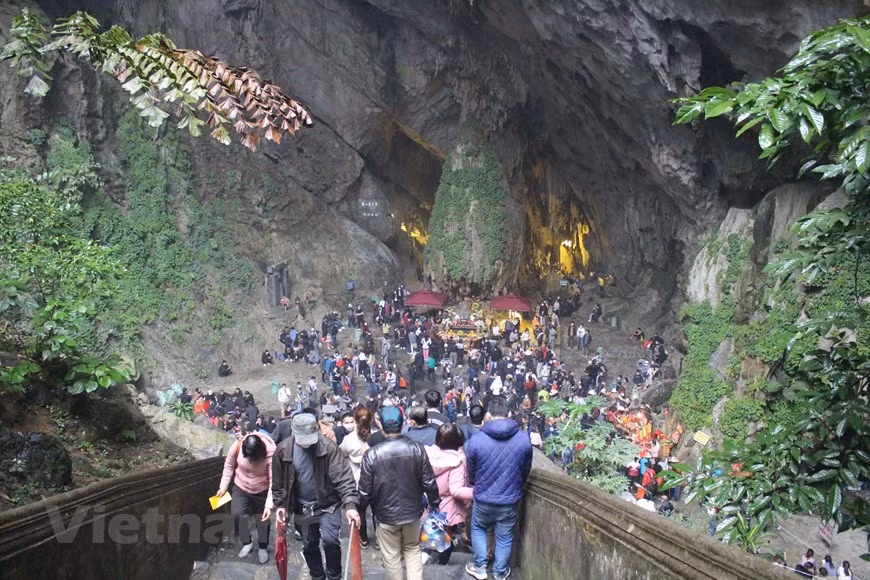 香山（香寺）名胜遗迹区管理委员会代表表示，有关部门已多措并举，加强新冠肺炎疫情防控工作，已随时迎接四面八方的游客，满足人民群众的参观和实行信仰的需求。在头一天重新开放（2月16日）时已迎接大量的四面八方的游客前来参观，烧香祈福。图自Vietnam+