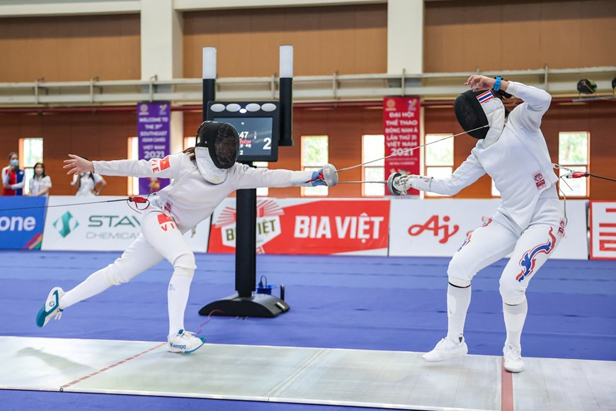 第31届东南亚运动会击剑比赛从5月11日至19日在河内美廷室内田径馆举行。在第31届东运会上，越南击剑队已出色完成所提出的目标，夺得5枚金牌、1枚银牌和6枚铜牌。越南击剑运动员武氏红以13-12的比分战胜了泰国运动员Vasanasomsithi Pacharaporn，晋级半决赛。图自Vietnam+