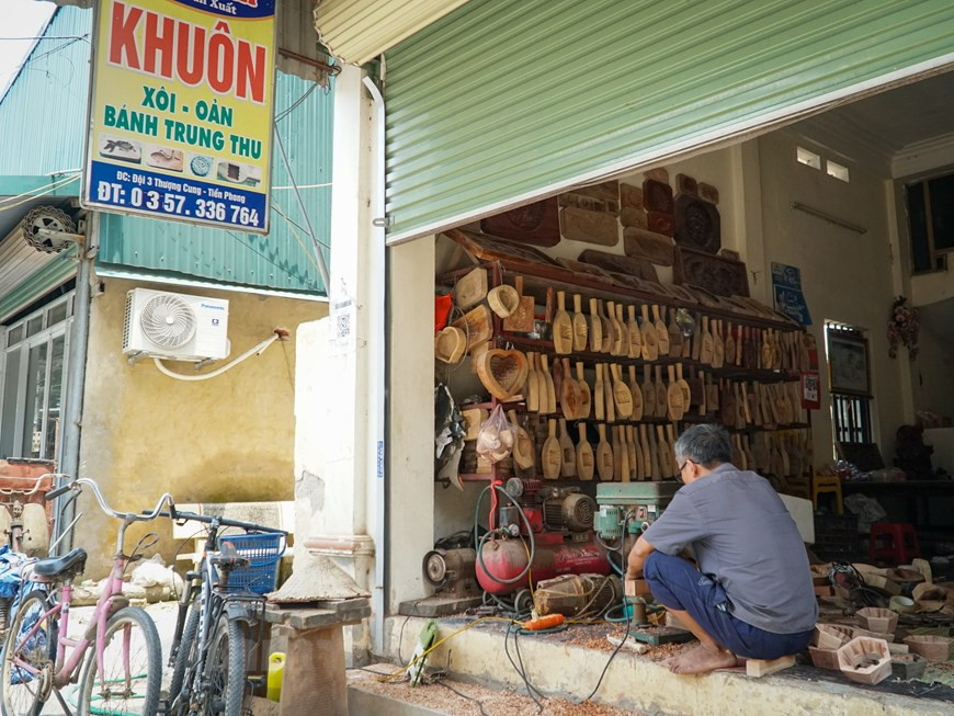 虽然年迈已高，眼睛越来越差，但陈先生依然热爱雕刻，每天都在努力工作。一天有24小时，有时他花了20个小时来雕刻磨具，有时他工作到凌晨2点，然后小睡到凌晨5点，然后醒来继续工作。这位艺人认为，制作月饼模具的行业在社会中永远占有一席之地。陈先生制作的月饼模具都受到客户的好评。图自Vietnam+