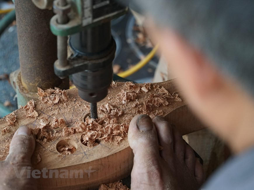 最难和最耗时的步骤是在模具中凿和成型。这就要求艺人在每一行都一丝不苟、有创意和细心制作。对于常规的模具，陈先生大约需要 3 个小时就能完成，对于客户特定制作的磨具，他可能需要数周到数月才能完成。一天有24小时，有时他花了20个小时来雕刻磨具。图自Vietnam+