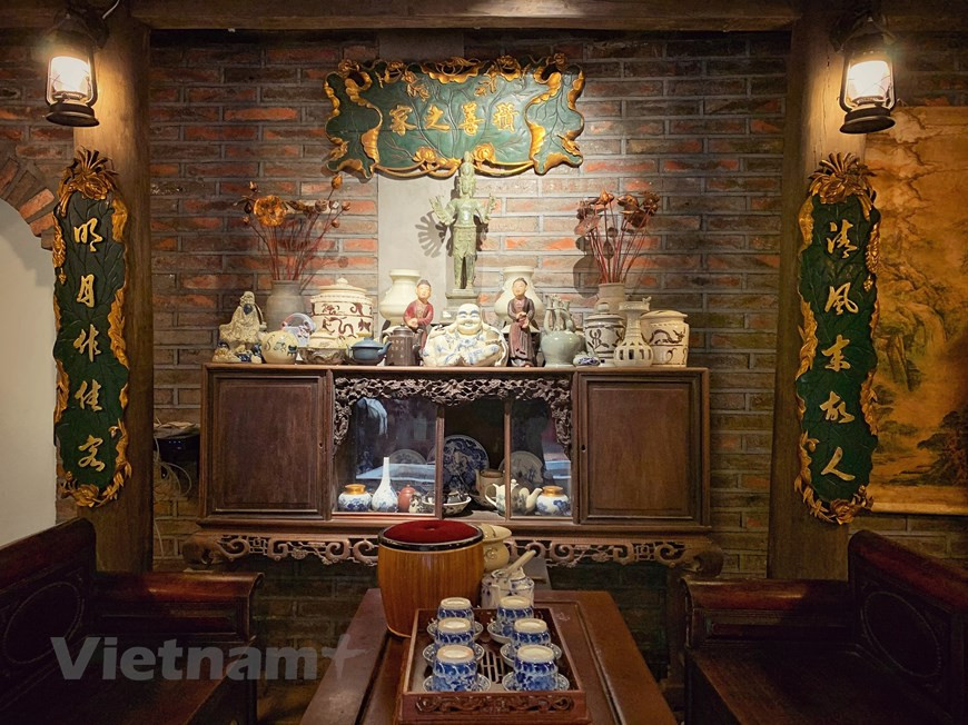 150号高脚屋是一间古屋，里面还保存着许多16世纪的古物。这里的古物大多数是家主收藏和保存的钵场陶瓷工艺村的陶瓷。每件古物都与钵场陶瓷工艺村的文化历史发展阶段息息相关。此地成为喜欢了解越南远古的游客的首选目的地。新冠肺炎疫情爆发之前，这座高脚屋每天接待大量外国游客。图自Vietnam+