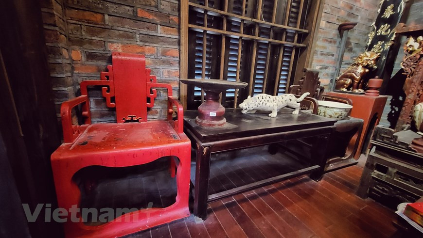 位于河内钵场古村的150号高脚屋是已故作家金麟的几个孩子之一的高脚屋。里面还保存着许多16世纪的古物。这里的古物大多数是家主收藏和保存的钵场陶瓷工艺村的陶瓷。每件古物都与钵场陶瓷工艺村的文化历史发展阶段息息相关。每件古物都有一个与之相关的故事。图自Vietnam+