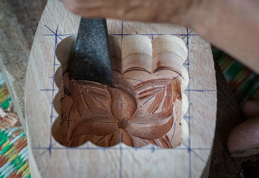 从原木到成品月饼模具，要经过许多阶段：锯木、防潮处理以防木材损坏、按客户要求切割工件、打磨、上墨，然后用油润滑它等。有些细致的花纹，如果凿子不巧，马上就断了，所以有些精巧的产品，他花了一天的时间才能做好。图自Vietnam+