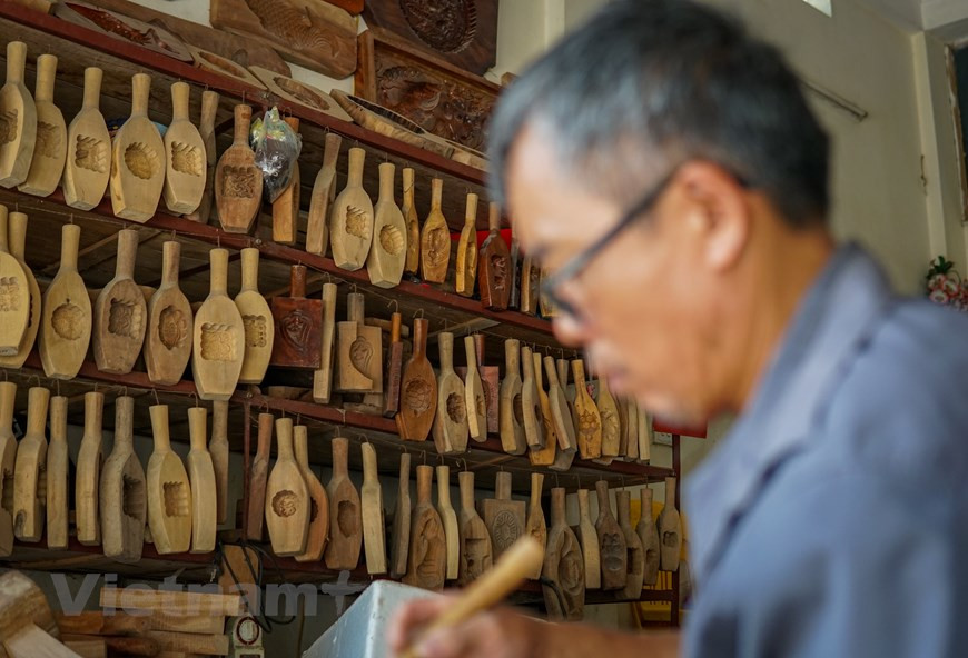 今年已近60岁，但40年来，陈先生依然坚定地手工雕刻、保存和维护月饼制作工艺。一天有24小时，有时他花了20个小时来雕刻磨具，有时他工作到凌晨2点，然后小睡到凌晨5点，然后醒来继续工作。对于常规的模具，陈先生大约需要 3 个小时就能完成，对于客户特定制作的磨具，他可能需要数周到数月才能完成。图自Vietnam+