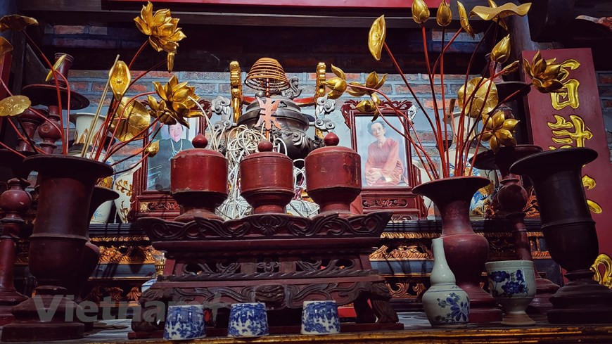 据悉，150号高脚屋是已故作家金麟的几个孩子之一的高脚屋。里面还保存着许多16世纪的古物。这里的古物大多数是家主收藏和保存的钵场陶瓷工艺村的陶瓷。每件古物都与钵场陶瓷工艺村的文化历史发展阶段息息相关。在这个老房子里，最特别是还保留着越南已故作家金麟夫妇的供桌。图自Vietnam+