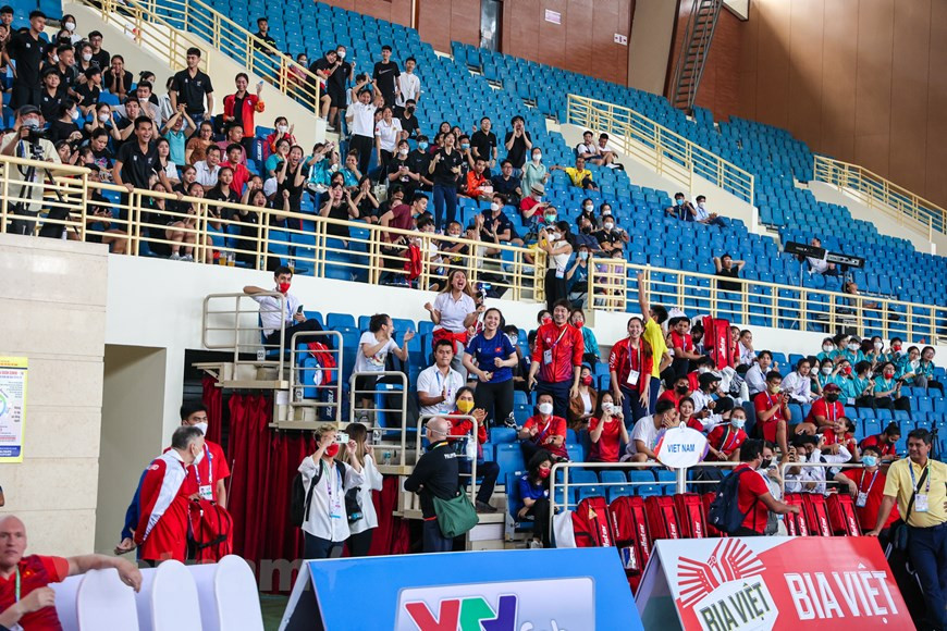 第31届东动会共设置40个大项526个小项，吸引东南亚11个国家的约1万名运动员、教练员、裁判等参加。击剑比赛从5月11日至19日在河内美廷室内田径馆举行。在第31届东运会上，越南击剑队已出色完成所提出的目标，夺得5枚金牌、1枚银牌和6枚铜牌。众多越南人进场为运动员们加油鼓劲。图自Vietnam+