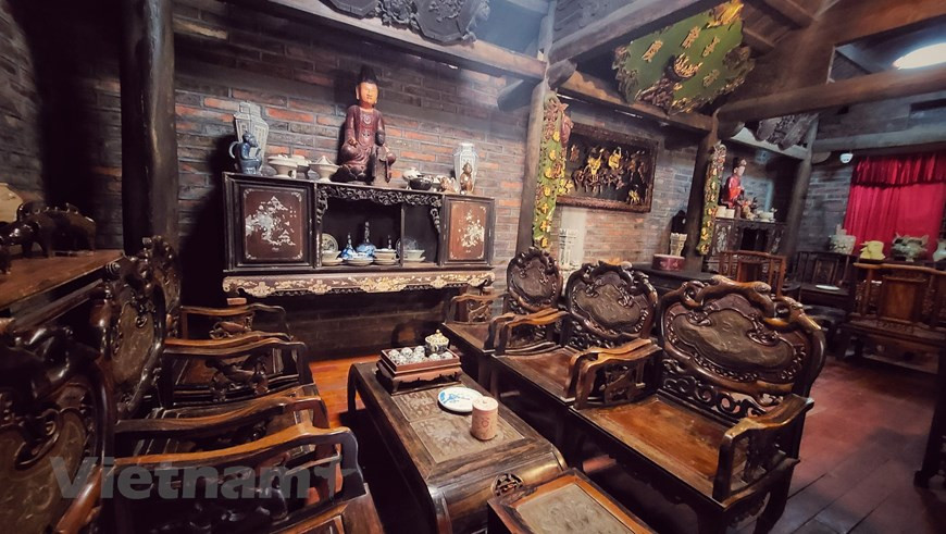 记者看到高脚屋是一间古屋，里面还保存着许多16世纪的古物。这里的古物大多数是家主收藏和保存的钵场陶瓷工艺村的陶瓷。每件古物都与钵场陶瓷工艺村的文化历史发展阶段息息相关。此地成为喜欢了解越南远古的游客的首选目的地。新冠肺炎疫情爆发之前，这座高脚屋每天接待大量外国游客。高脚屋的二楼是家主接待客人的地方。图自Vietnam+