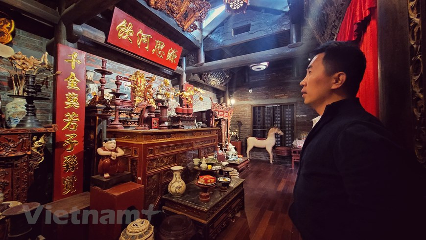 钵场古村有名副其实的百年老房子。150号高脚屋是一间古屋，里面还保存着许多16世纪的古物。这里的古物大多数是家主收藏和保存的钵场陶瓷工艺村的陶瓷。每件古物都与钵场陶瓷工艺村的文化历史发展阶段息息相关。此地成为喜欢了解越南远古的游客的首选目的地。图自Vietnam+