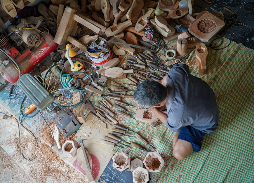 今年已近60岁，但40年来，陈先生依然坚定地手工雕刻、保存和维护月饼制作工艺。从原木到成品月饼模具，要经过许多阶段：锯木、防潮处理以防木材损坏、按客户要求切割工件、打磨、上墨，然后用油润滑它等。制作一个月饼模具一般需要很长时间，但陈先生向来都按时交付给客户。图自Vietnam+