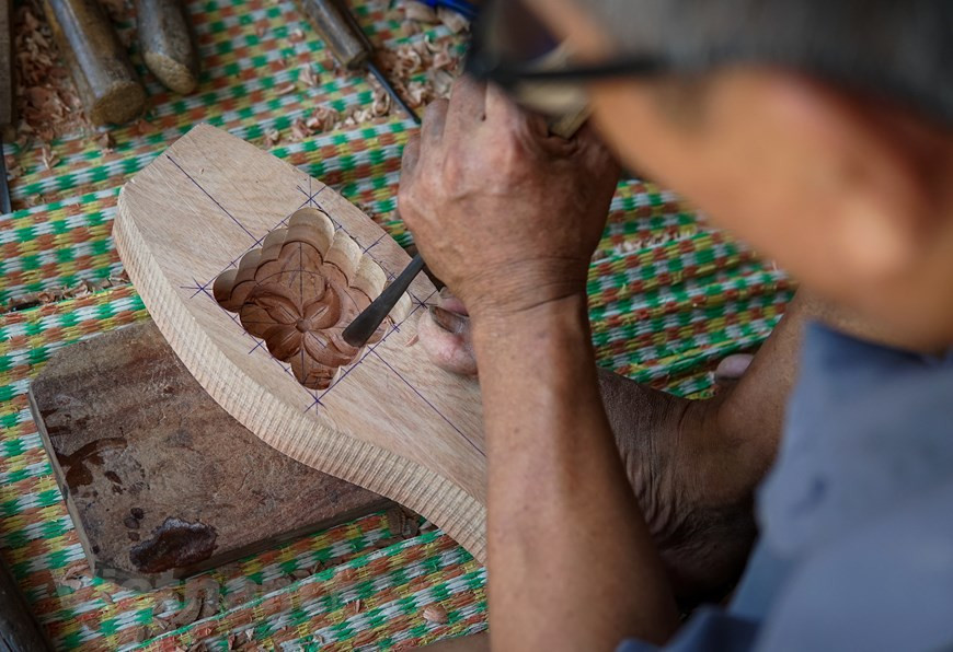 最难和最耗时的步骤是在模具中凿和成型。这就要求艺人在每一行都一丝不苟、有创意和细心制作。一天有24小时，有时他花了20个小时来雕刻磨具，有时他工作到凌晨2点，然后小睡到凌晨5点，然后醒来继续工作。因为，陈先生想按时向客户交付模具。图自Vietnam+