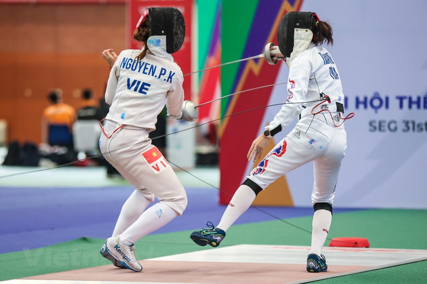 第31届东南亚运动会共设置40个大项526个小项，吸引东南亚11个国家的约1万名运动员、教练员、裁判等参加。击剑比赛从5月11日至19日在河内美廷室内田径馆举行。在小组赛，越南击剑运动员阮芳金以15-8的比分输给了菲律宾运动员Thanee Korawan。图自Vietnam+