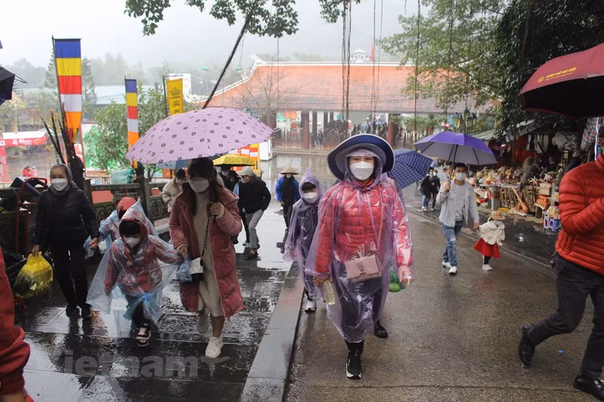 香山（香寺）名胜遗迹区管理委员会代表表示，有关部门已多措并举，加强新冠肺炎疫情防控工作，已随时迎接四面八方的游客，满足人民群众的参观和实行信仰的需求。香山（香寺）名胜遗迹区管理委员会主任阮伯显表示，在重新开放的第一天，香山计划迎接3000-5000名游客。图自Vietnam+
