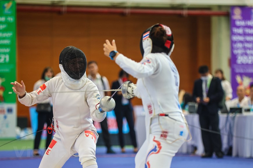 第31届东动会共设置40个大项526个小项，吸引东南亚11个国家的约1万名运动员、教练员、裁判等参加。击剑比赛从5月11日至19日在河内美廷室内田径馆举行。在第31届东运会上，越南击剑队已出色完成所提出的目标，夺得5枚金牌、1枚银牌和6枚铜牌。越南击剑运动员武氏红与泰国运动员Vasanasomsithi Pacharaporn角逐。图自Vietnam+