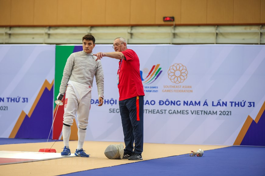 第31届东动会的击剑比赛从5月11日至19日在河内美廷室内田径馆举行。在第31届东运会上，越南击剑队已出色完成所提出的目标，夺得5枚金牌、1枚银牌和6枚铜牌。教练员在赛前向越南击剑运动员武成安指引技术。在决赛中武成安与泰国运动员角逐。图自Vietnam+