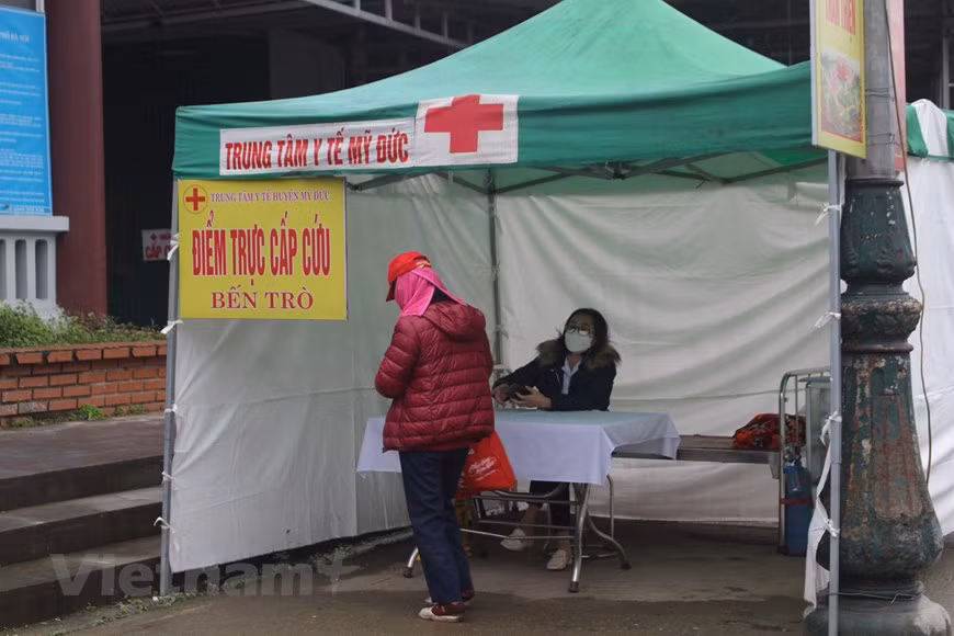 美德县有关部门已多措并举，加强新冠肺炎疫情防控工作，确保游客的安全。除了提醒游客全程佩戴口罩，使用消毒剂消杀和保持一定的距离外，香山（香寺）名胜遗迹区管理委员会还在某些地方设立了应急站，以防发生突发事件。图自Vietnam+