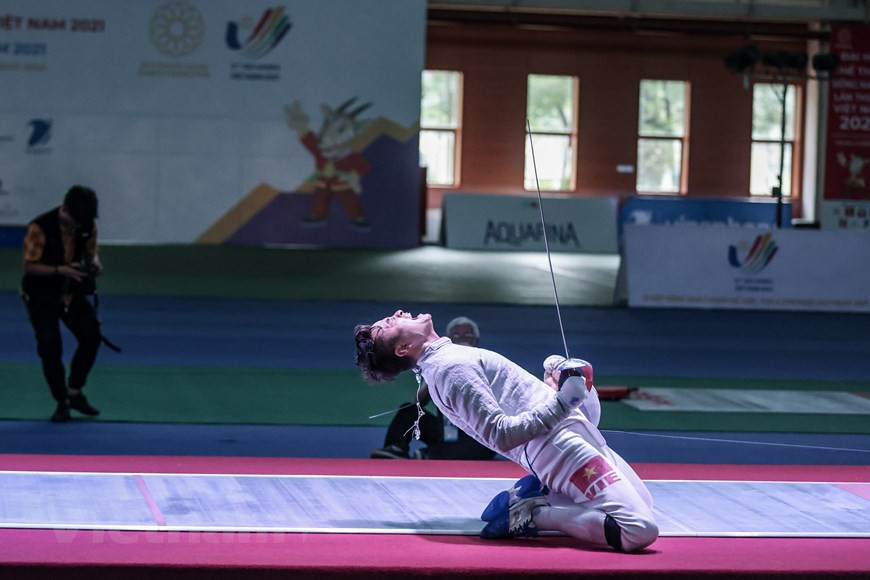 在第31届东运会上，越南击剑队已出色完成所提出的目标，夺得5枚金牌、1枚银牌和6枚铜牌。在佩剑比赛项目，越南击剑名将武成安一路杀进决赛，并以15-7大比分轻松击败泰国选手，为越南体育代表团夺得第16枚金牌。武成安在男子佩剑决赛中取得压倒性胜利后庆祝的那一刻。图自Vietnam+